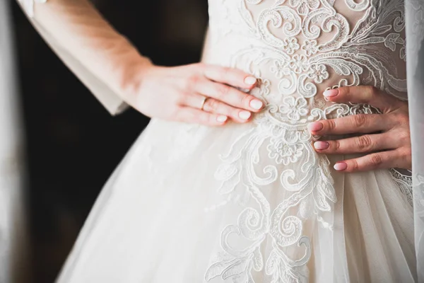 Noiva de luxo em vestido branco posando enquanto se prepara para a cerimônia de casamento — Fotografia de Stock