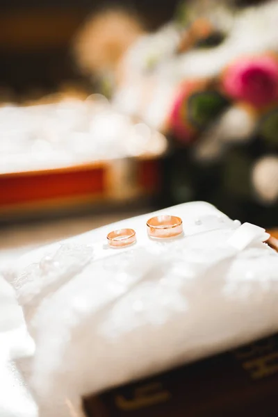 Wedding rings on ceremony at church. Macro. — Stock Photo, Image