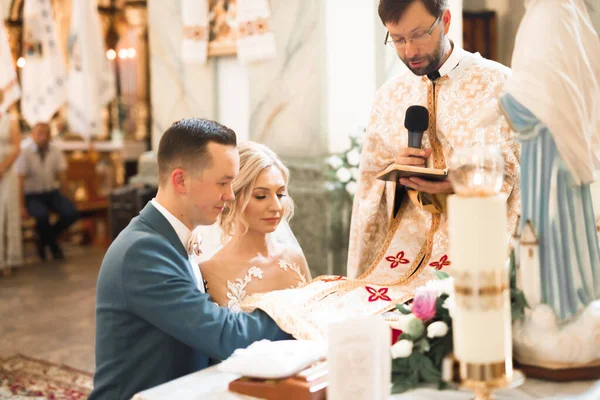 Bruidspaar wacht en bruidegom trouwen in een kerk — Stockfoto