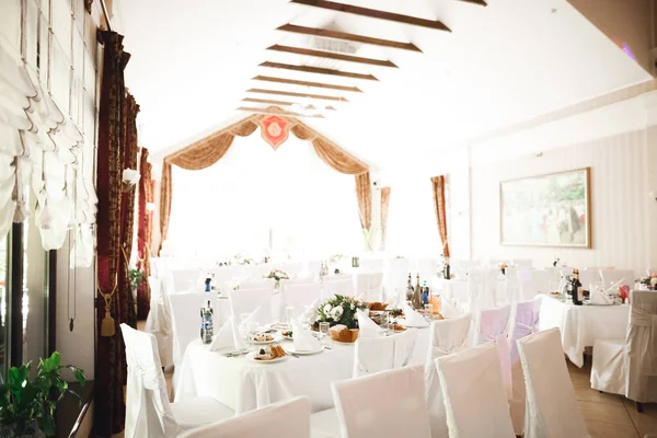Интерьер ресторана подготовлен к свадебной церемонии — стоковое фото