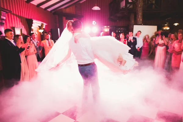 Casal lindo acabou de se casar e dançar sua primeira dança — Fotografia de Stock