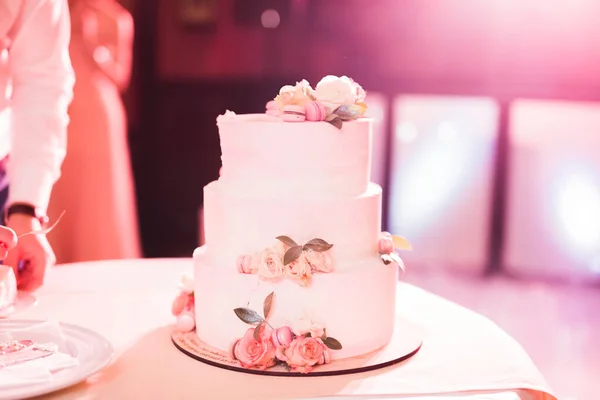 Pastel de boda decorado de lujo en la mesa —  Fotos de Stock