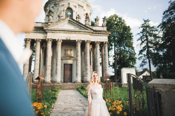 Skönhetsporträtt av bruden bär mode bröllop klänning med fjädrar med lyx glädje make-up och frisyr — Stockfoto