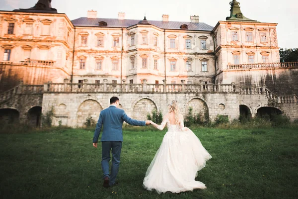 Schöne Braut und Bräutigam umarmen und küssen sich am Hochzeitstag im Freien — Stockfoto