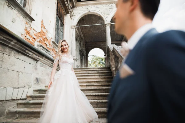 Hermosa novia posando en vestido de novia al aire libre — Foto de Stock