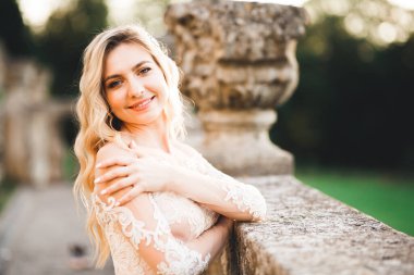 Gelinlik giymiş güzel moda gelin pozu