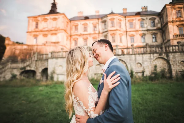Красива наречена і наречена обіймаються і цілуються в день весілля на відкритому повітрі — стокове фото