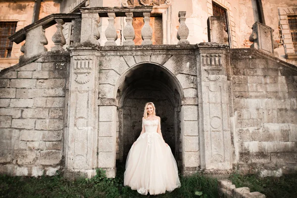 美しいファッション花嫁でウェディングドレスポージング — ストック写真