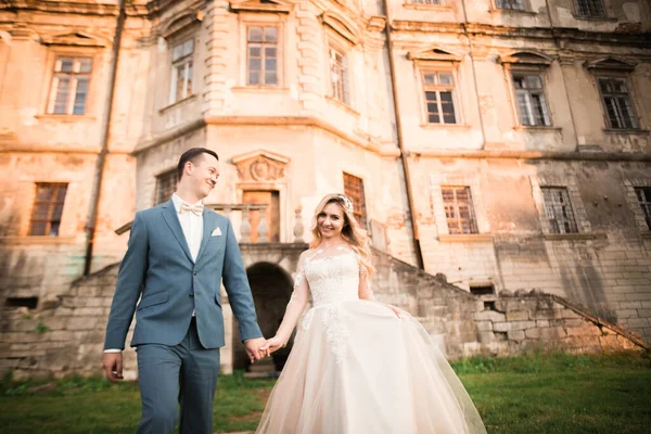 Hochzeitspaar hält Händchen, Bräutigam und Braut am Hochzeitstag zusammen — Stockfoto