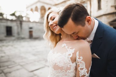 Romantik düğün anı, yeni evli çiftin gülümseyen portresi, gelin ve damadın kucaklaşması