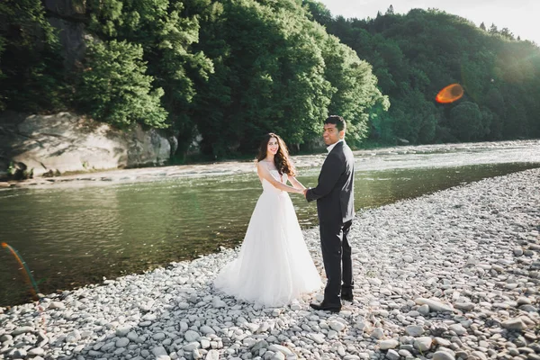 Pareja de boda cogidos de la mano, novio y novia juntos en el día de la boda —  Fotos de Stock