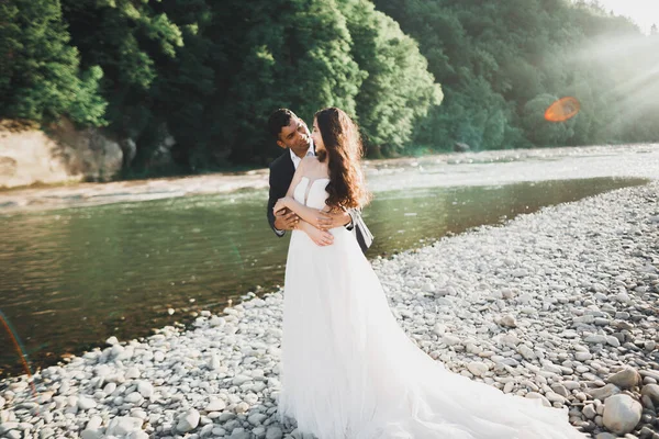 Ślub para, pan młody i panna młoda przytulanie, odkryty w pobliżu rzeki — Zdjęcie stockowe