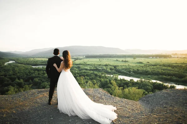 Schönes Hochzeitspaar übernachtet in schöner Landschaft — Stockfoto