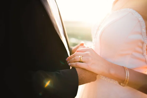 Esküvő pár kéz a kézben, vőlegény és menyasszony együtt az esküvő napján — Stock Fotó