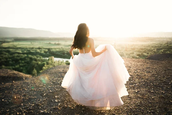 Retrato de beleza de noiva vestindo vestido de noiva de moda com penas com deleite de luxo make-up e penteado — Fotografia de Stock