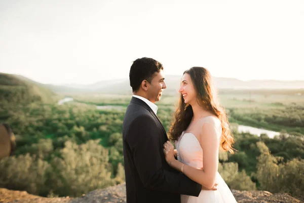 Romantischer Hochzeitsmoment, Brautpaar lächelt Porträt, Braut und Bräutigam umarmen sich — Stockfoto