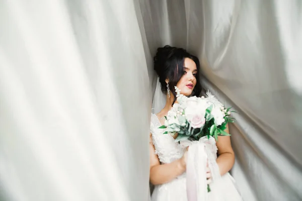 Portret van een prachtige bruid met lang haar poseren met grote boeket — Stockfoto