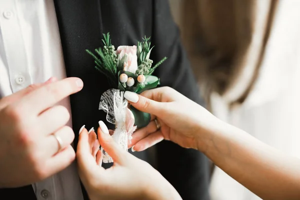 Feliz noivo posando com boutonniere — Fotografia de Stock