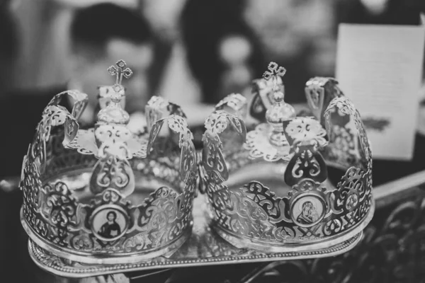 Golden crowns lying on the table in church — Stock Photo, Image
