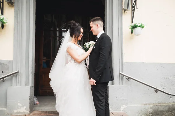 Pareja casada posando en una iglesia después de la ceremonia —  Fotos de Stock