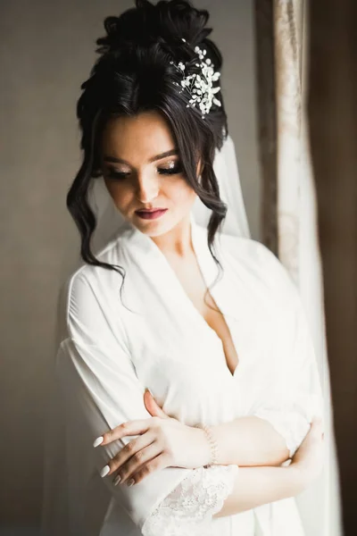 Schöne Braut trägt Mode Hochzeitskleid mit Federn mit luxuriösem Genuss Make-up und Frisur, Studio Indoor Fotoshooting — Stockfoto