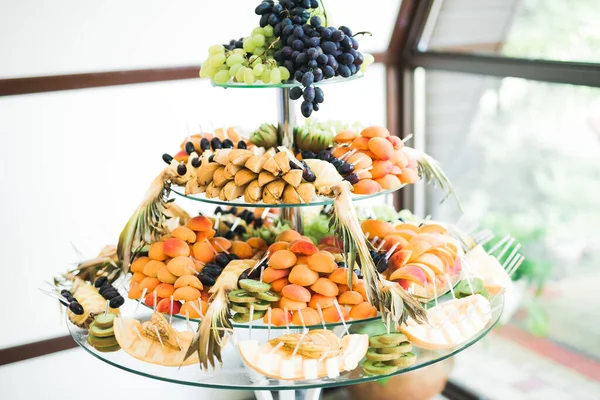 Buffet com uma variedade de doces deliciosos, ideias de comida, celebração — Fotografia de Stock