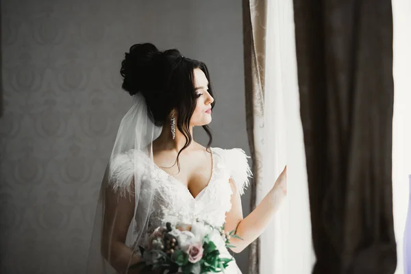 Portré lenyűgöző menyasszony hosszú haj pózol nagy csokor — Stock Fotó