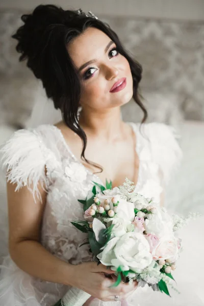 Szépség portré menyasszony visel divat esküvői ruha tollak luxus öröm smink és frizura — Stock Fotó