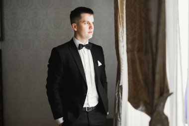 Damat sabah hazırlığı. Yakışıklı adam giyiniyor ve düğüne hazırlanıyor.