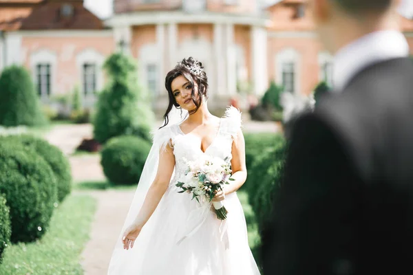 Noiva segurando grande e bonito buquê de casamento com flores — Fotografia de Stock