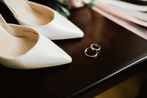 Hermosa imagen tonificada con anillos de boda y zapatos de boda — Foto de Stock