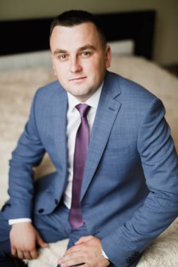 Genç ve yakışıklı bir adam iş toplantısından sonra bir otelde dinleniyor.