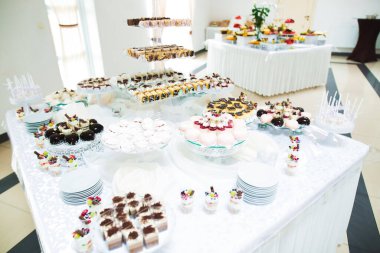 Düğün şekeri büfesinde lezzetli tatlılar, tatlılar, kekler.