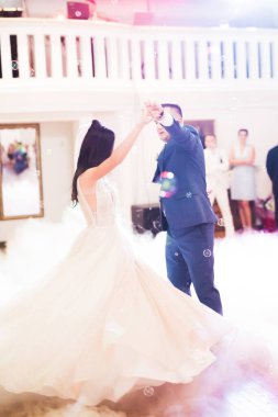 Restoranda dans eden mutlu yeni evliler.