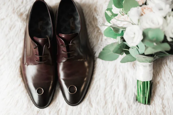 Conjunto de zapatos de moda de hombre con dos anillos de boda dorados y hermoso ramo de bodas con diferentes flores, rosas — Foto de Stock