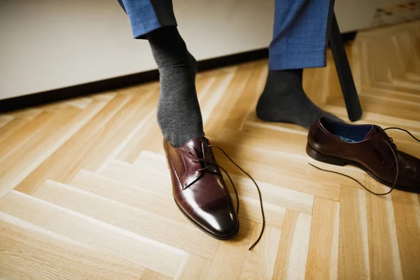 Homem bonito, noivo posando e se preparando para o casamento — Fotografia de Stock