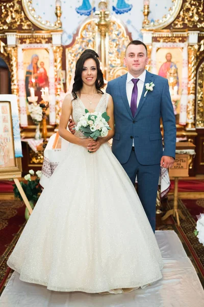 Свадебная пара выждать и жених жениться в церкви — стоковое фото