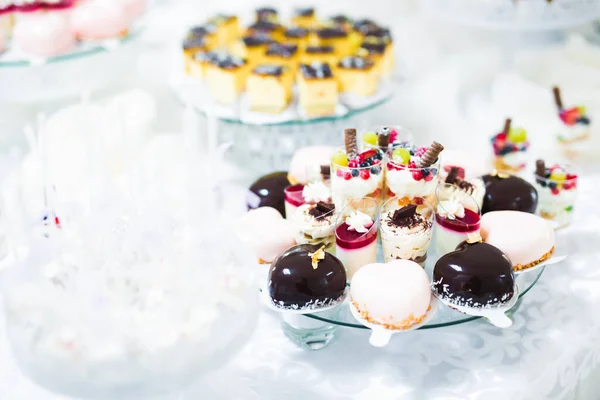 婚礼糖果自助餐上的美味甜点，甜点，蛋糕 — 图库照片