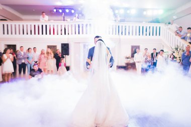 Restoranda dans eden mutlu yeni evliler.