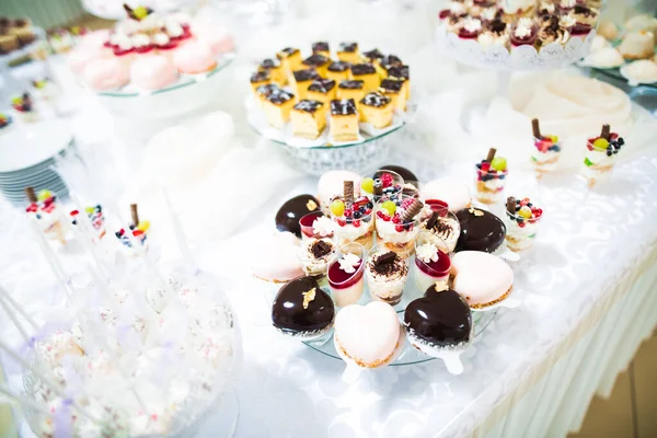 Läckra sötsaker på bröllopsgodis buffé med desserter, cupcakes — Stockfoto