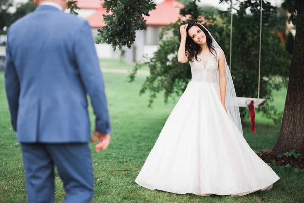 Hermosa novia joven de lujo en vestido de novia posando en el parque — Foto de Stock