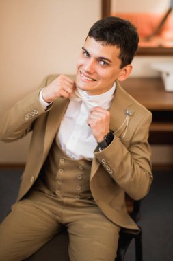 Damat sabah hazırlığı. Yakışıklı adam giyiniyor ve düğüne hazırlanıyor.