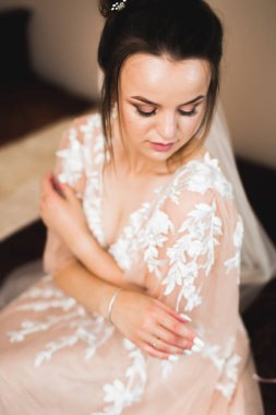 Damat sabah hazırlığı. Yakışıklı adam giyiniyor ve düğüne hazırlanıyor.