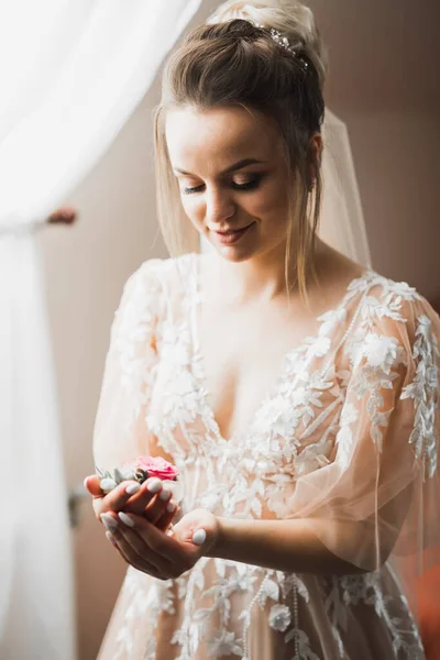 Retrato de la impresionante brida posada con gran bouquet. —  Fotos de Stock