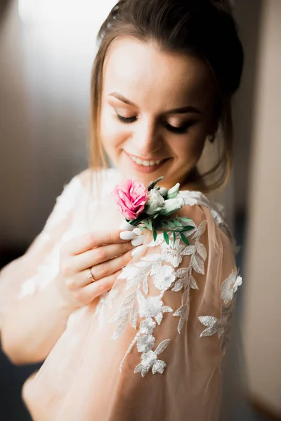 Retrato de noiva bonita com véu de moda na manhã do casamento — Fotografia de Stock