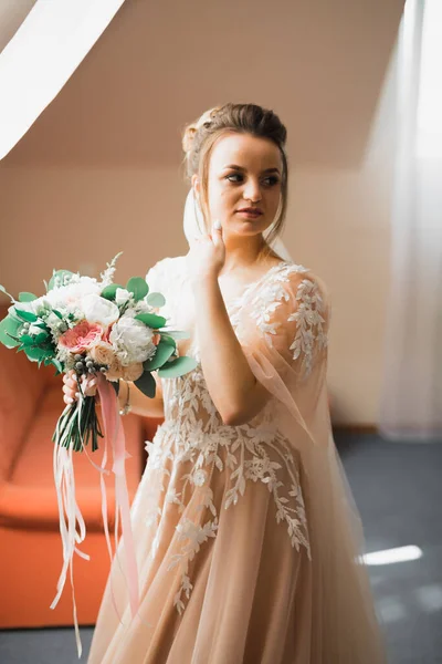 Retrato de novia hermosa con velo de moda en la mañana de la boda —  Fotos de Stock