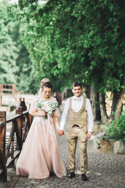 Bruidspaar houdt hand in hand, bruidegom en bruid bij elkaar op trouwdag — Stockfoto