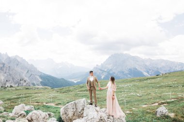 Harika bir gelin damada poz veriyor ve harika manzaralı dağlarda eğleniyor. Mesajlaşacak yer, düğün çifti.