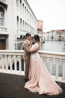 Göz kamaştırıcı mutlu çift birbirine yakın duruyor ve gözlerinin içine bakıyor.