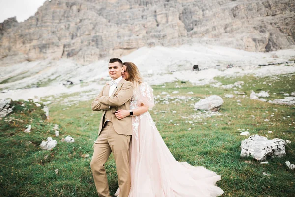 Sol retrato de novia feliz y novio al aire libre en la naturaleza ubicación —  Fotos de Stock